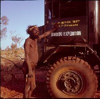 Pintupi man, Pitani Tjampitjinpa, and Donald Thomson's expedition truck, 1963