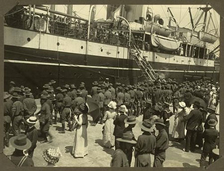 Queensland troops leaving on the <em>Omrah</em> for service in the First World War